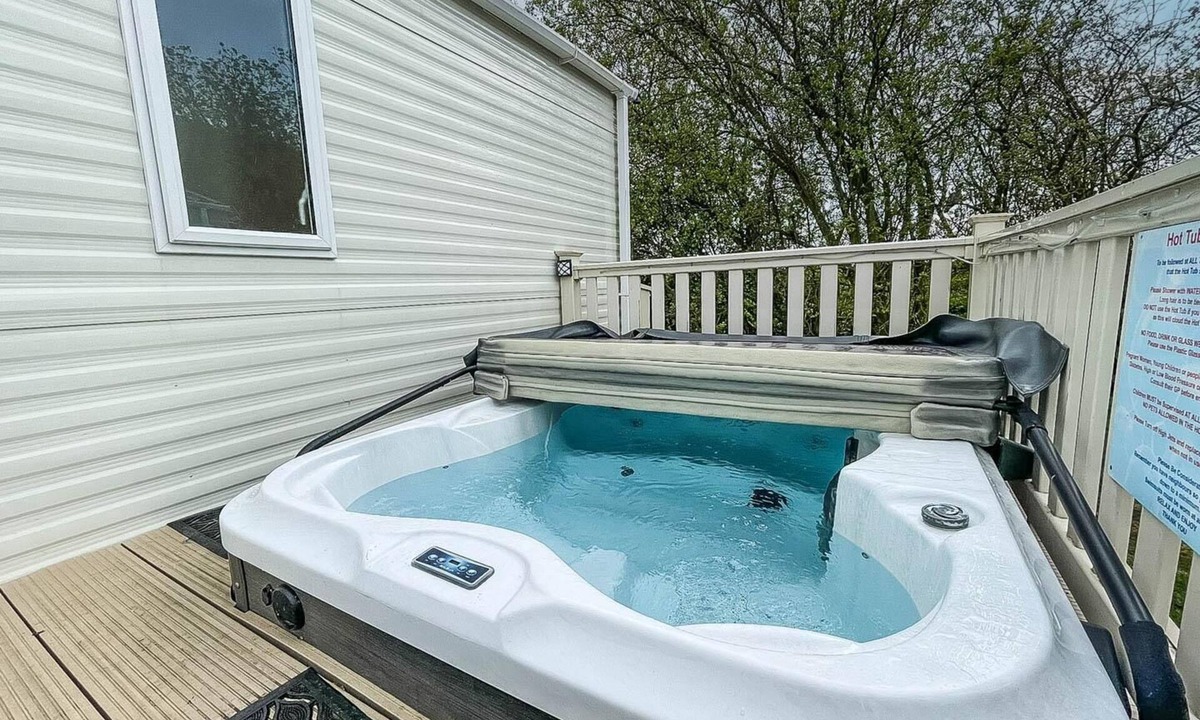 Tattershall Cabin | CaravanSleeps6-HotTub-Garden-WaterWonderland
