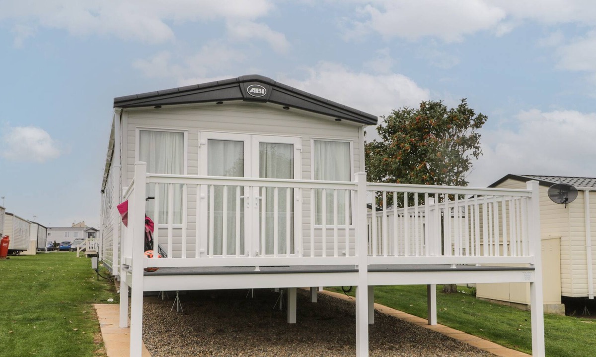 Cayton Bay Cabin | CEDAR 1, pet friendly, country holiday cottage, with pool in Cayton