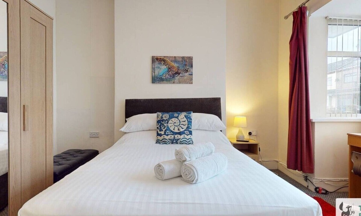 Cleethorpes House | Central 5 Bedroom House with Parking