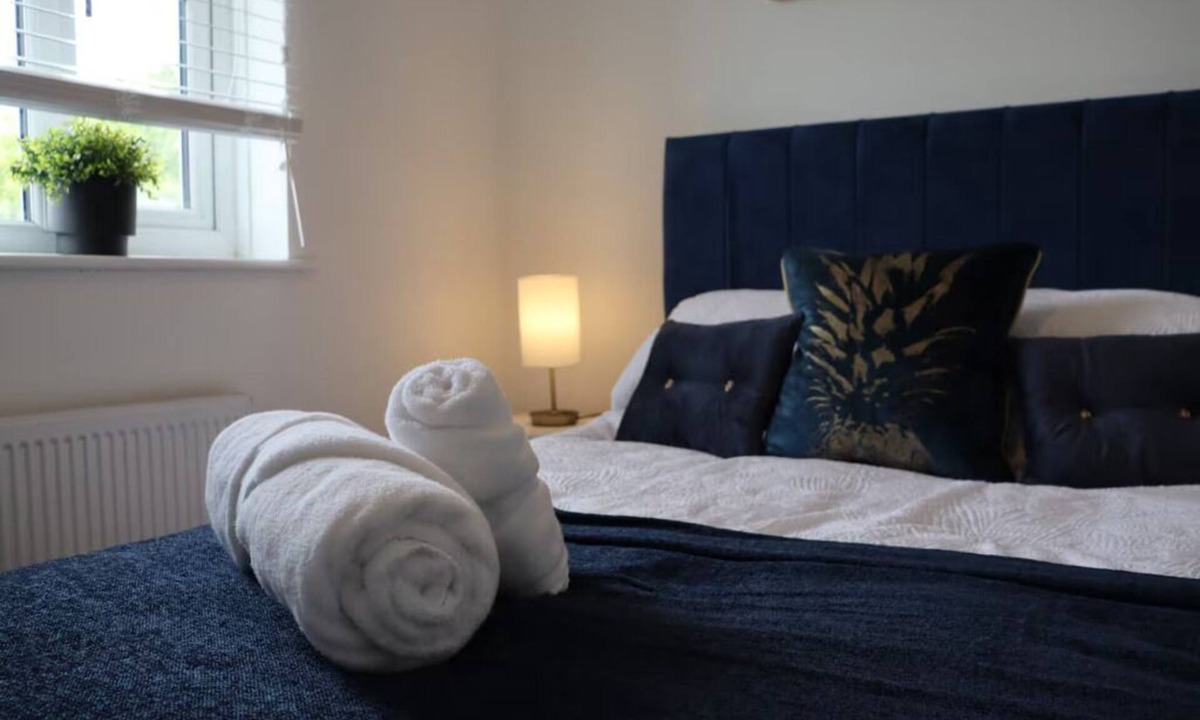Milton Keynes House | Central 3 Bed Home, Parking Garden Milton Keynes