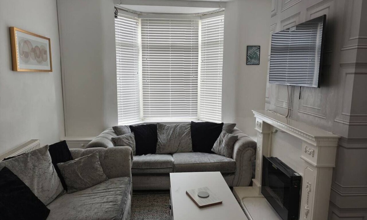 Bootle House | Central 3 Bed House | Families & Contractors