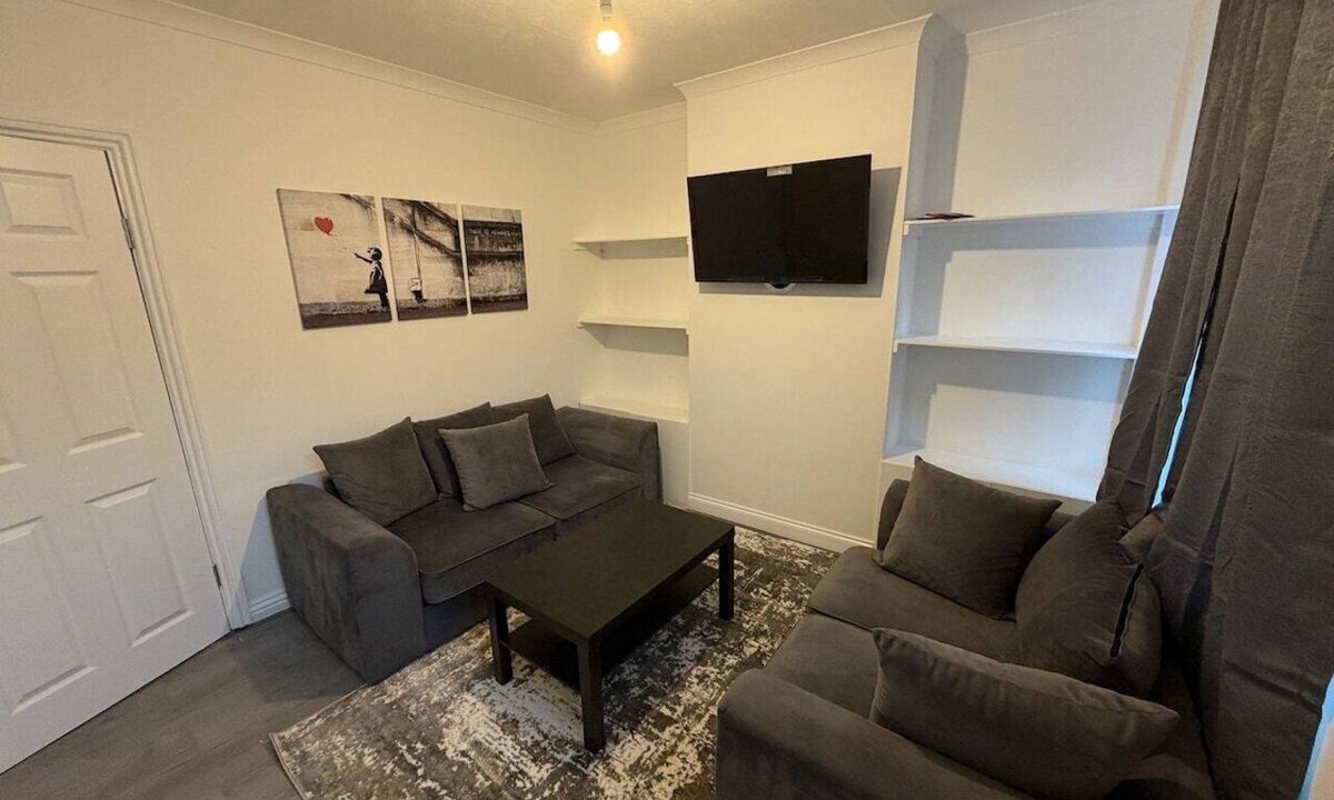 Luton House | Central Luton, Guest House