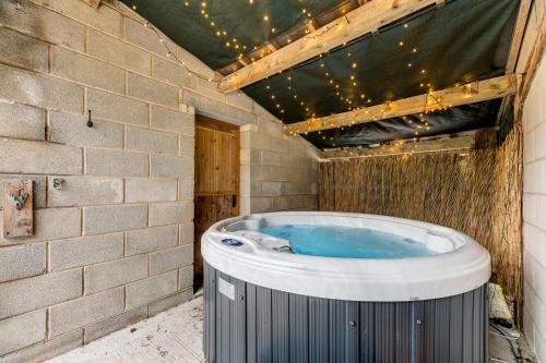 Malham House | Central Malham Wellbeing Escape, 1-bed cottage with yoga studio & new superfast WiFi