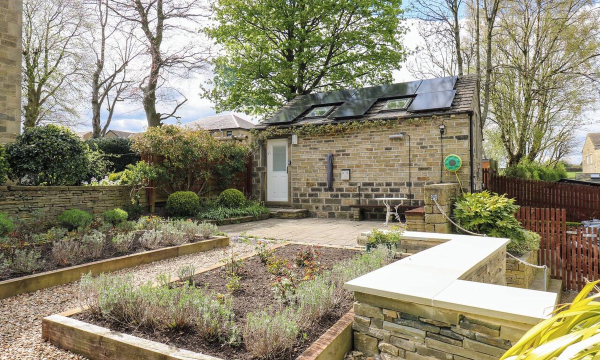 Hepworth Cottage | CHAPEL HOUSE ANNEX, romantic, with a garden in Scholes
