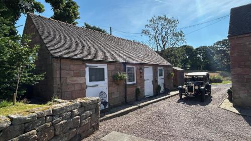 Cauldon Low House | Charming 1 Bed Near Alton Towers, Polar Bears, Peak District