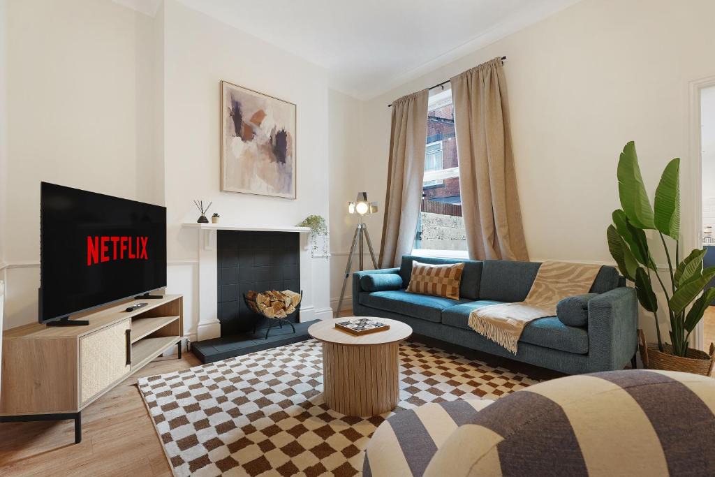 Hull House | Charming 4BR Retreat in Hull Sleeps 8 by Stay With Us
