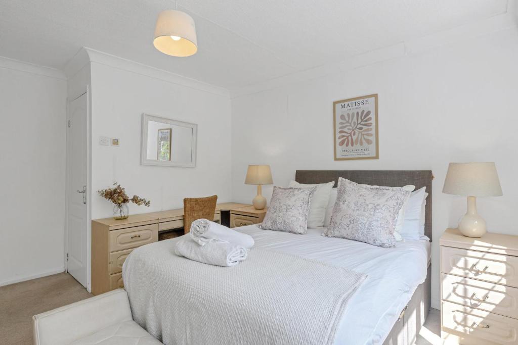 Bramcote House | Charming 5BR Home with Garden & Parking