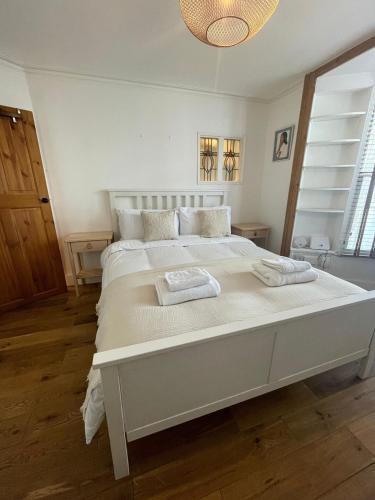 Tollington Apartment | Charming Garden Apartment | Near Emirates Stadium