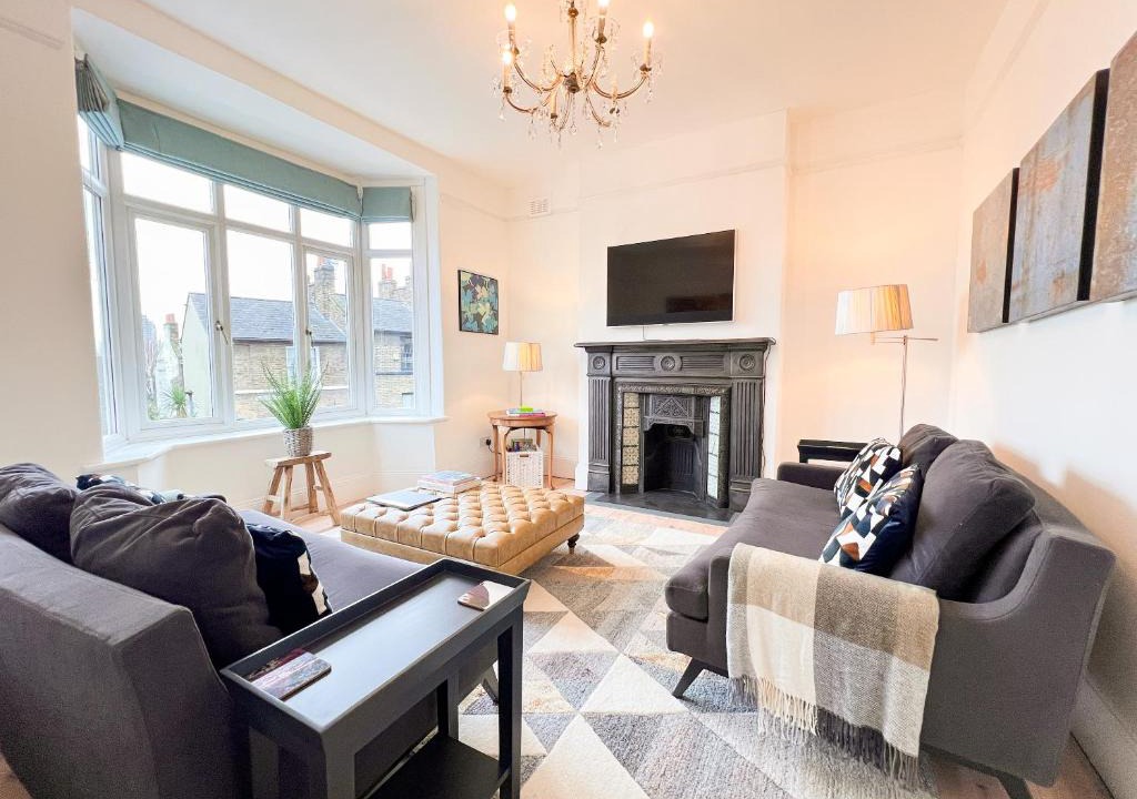 Greenwich West Apartment | Charming Historic 3BR Home - Steps to Greenwich Park - Cutty Sark & Royal Observatory