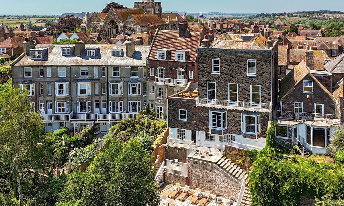 Rye House | Chequer - a holiday let that sleeps 14 guests in 7 bedrooms