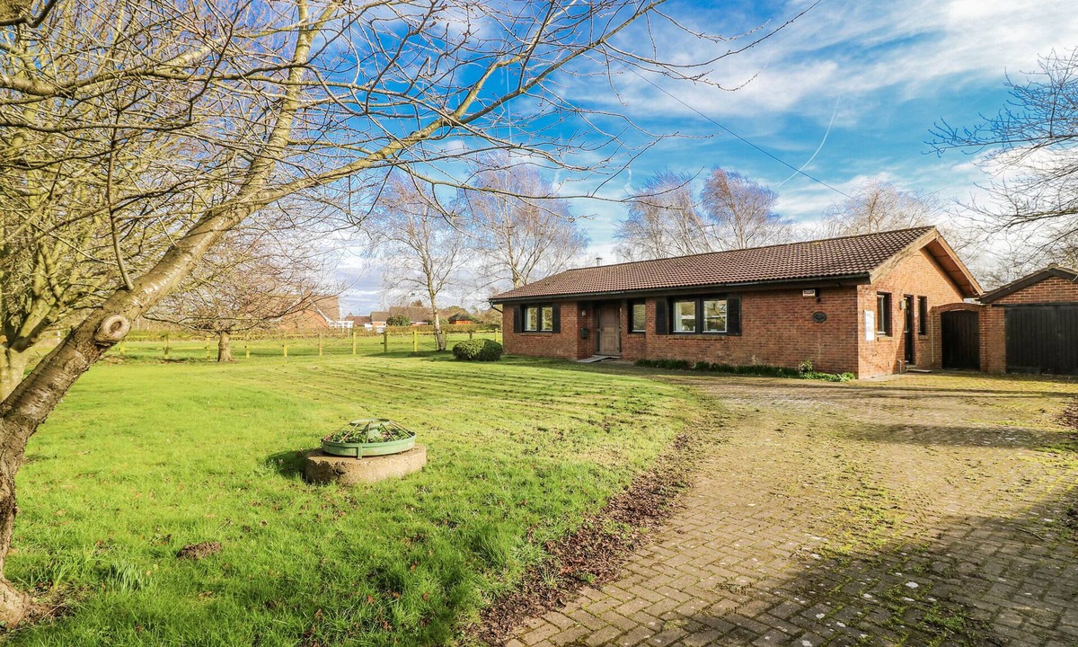 Grimsby House | CHERRY TREES, pet friendly, with a garden in Grimsby