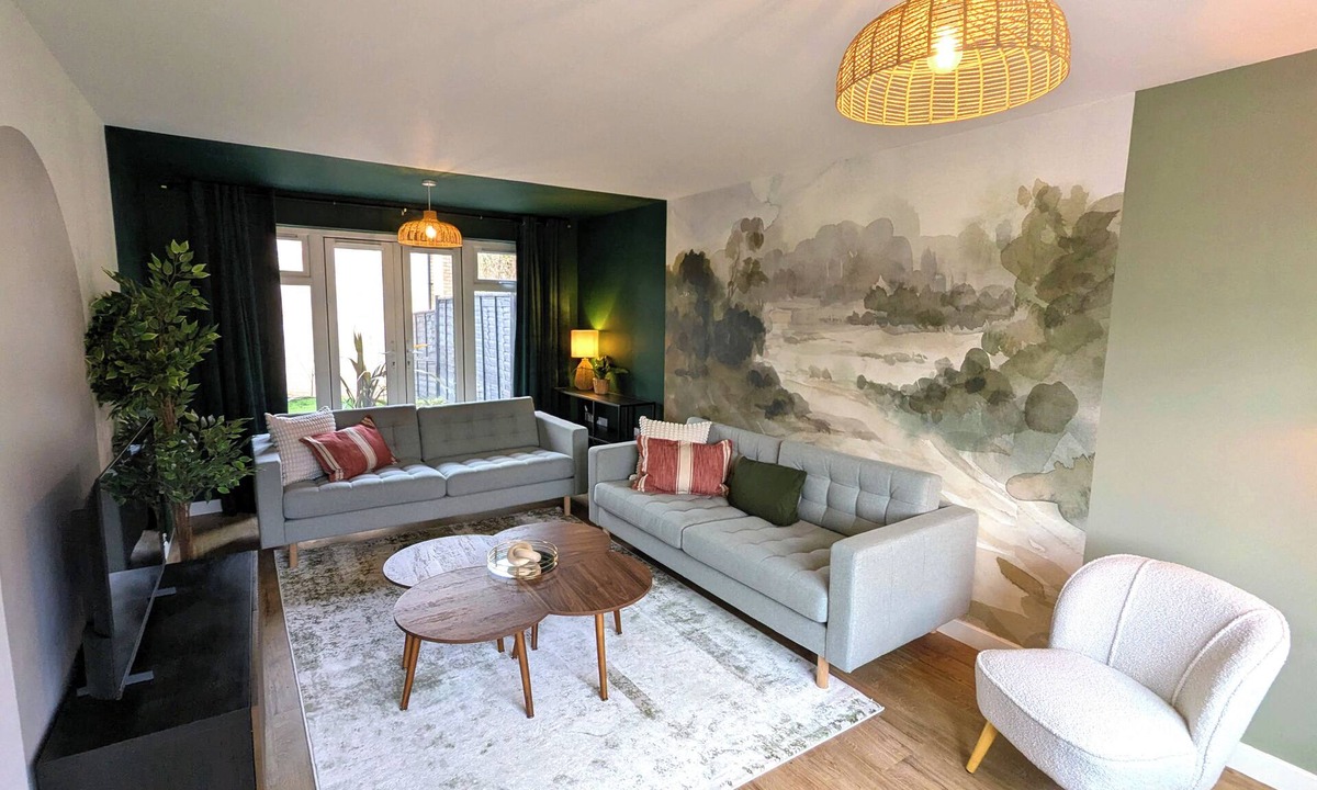 Corby House | Cherrytrees | Corby | Spacious Stylish Home | Sleeps 9 | Work & Family | Parking