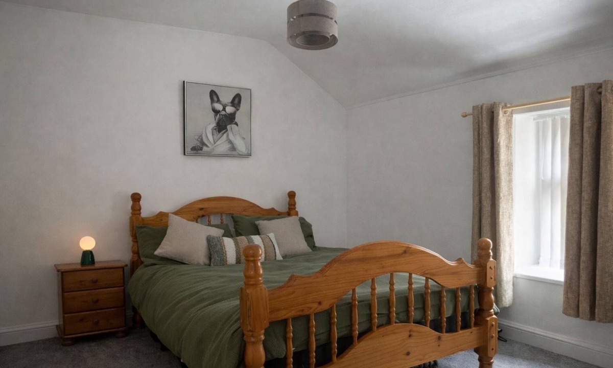 Bradford House | Chestnut lodge-escape to the woodland near the city!