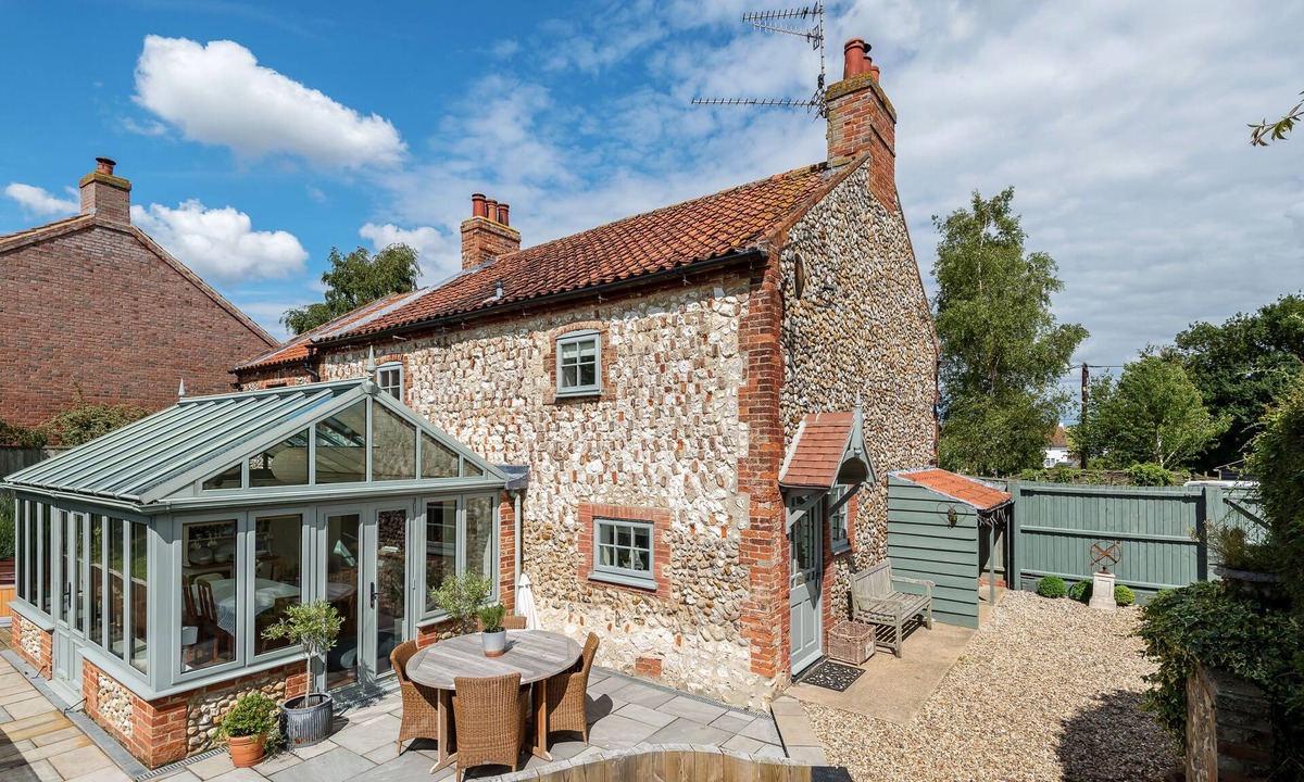 Burnham Market Cottage | Claremont House - sleeps 8 guests in 4 bedrooms