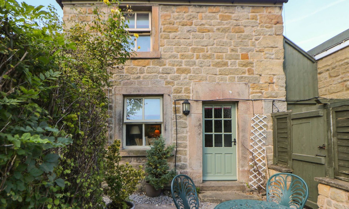 Baslow Cottage | CLEMATIS COTTAGE, family friendly, with a garden in Baslow