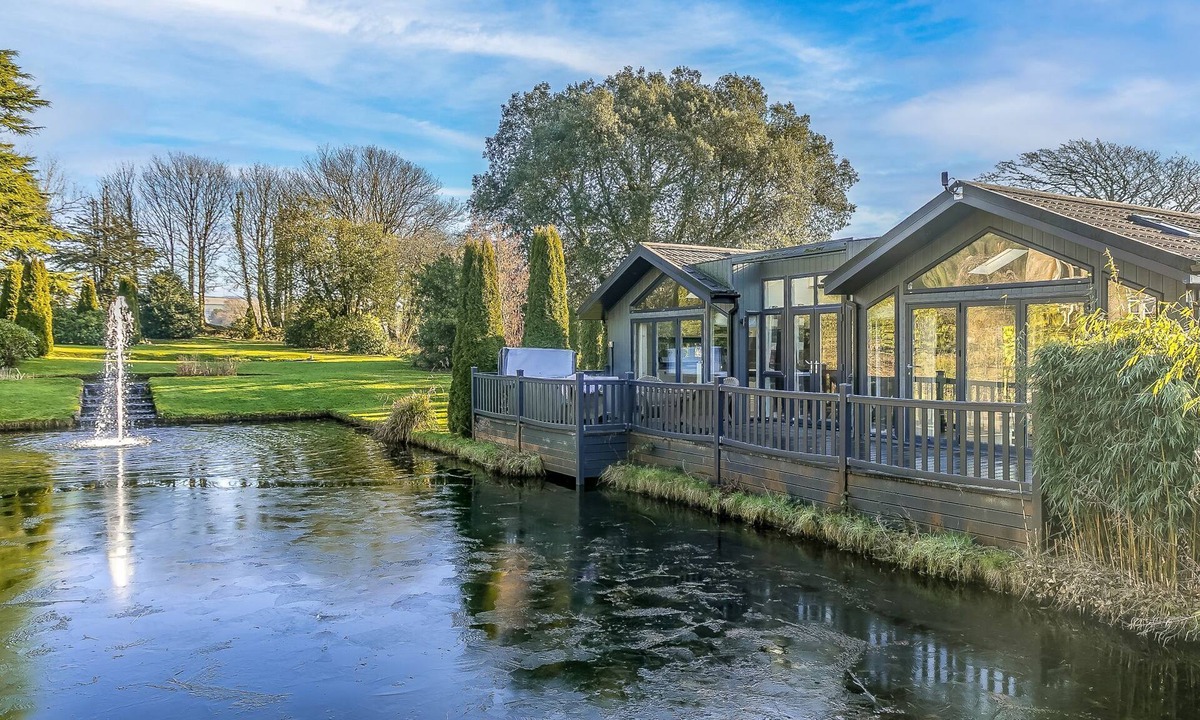 Brayford Condo | Combe Lodge, Kentisbury Grange - a lodge that sleeps 4 guests in 2 bedrooms
