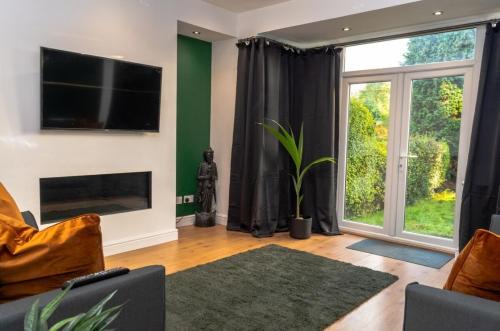 Heworth House | Comfortable 3BR Home, Steps from York Town Centre, Sleeps 6, Free Parking