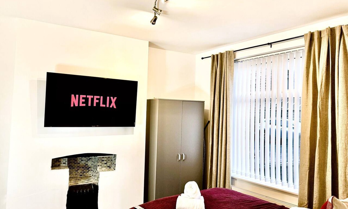 Whalley House | Comfortable 4BR House Ideal for Families & Workers
