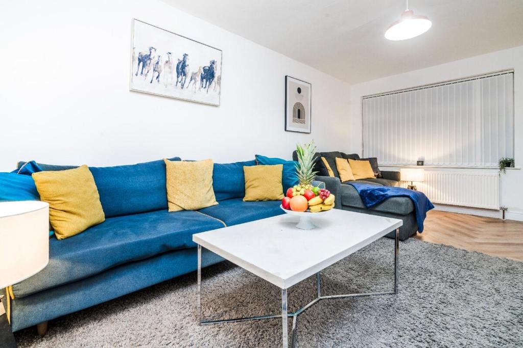 Oldbury House | Comfy 3BR Home , Families & Contractor Friendly , Parking & High-Speed Wi-Fi