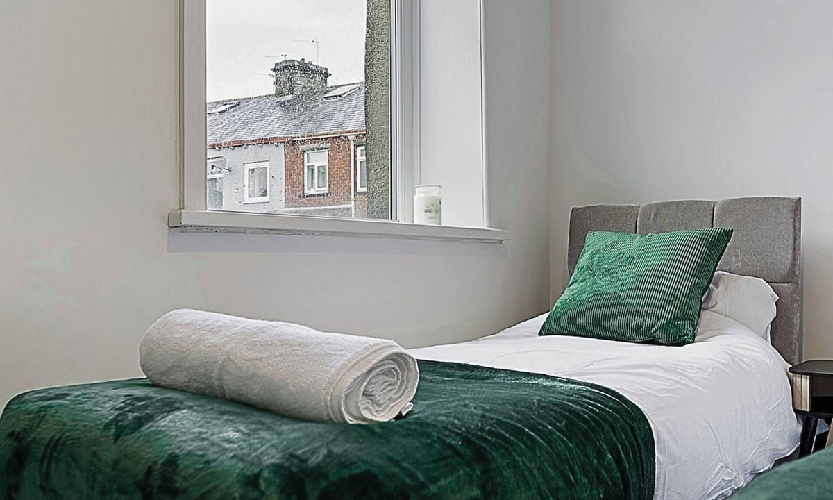 Accrington House | Comfy 3BR Home | Pet Friendly | Fast WIFI