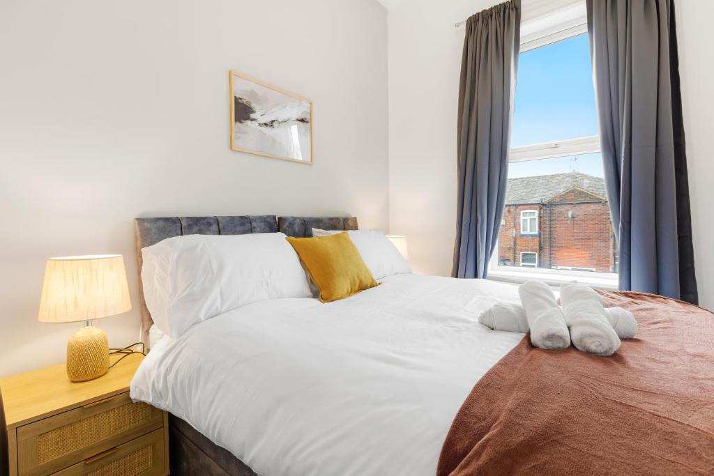 Bury House | Comfy & Spacious Home, Fast Wi-Fi , free Parking, Sleeps 7 , Long Stays Welcome, Bury city centre