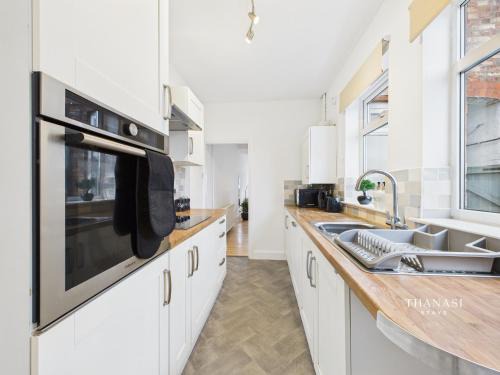 Oadby House | Contemporary 2BR House Free Parking 2 Baths sleeps 5 Oadby