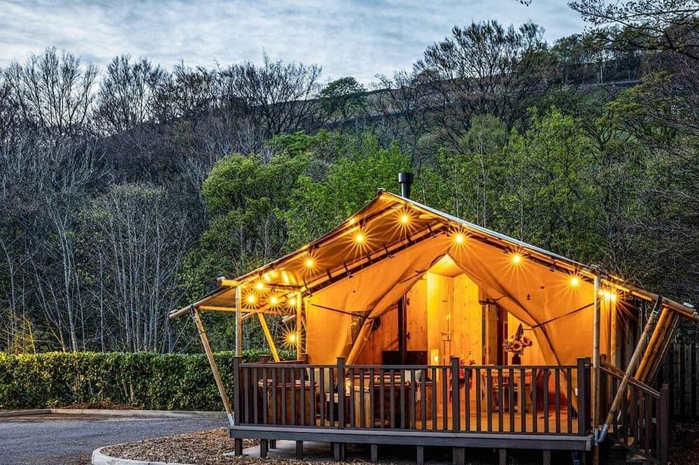 Saddleworth Ski Chalet | Contemporary lodge with one master double with flatscreen TV and en suite shower/W.