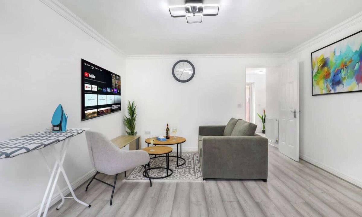 Leicester House | Contractor Base - 3BR House - Parking, Fast Wi-Fi