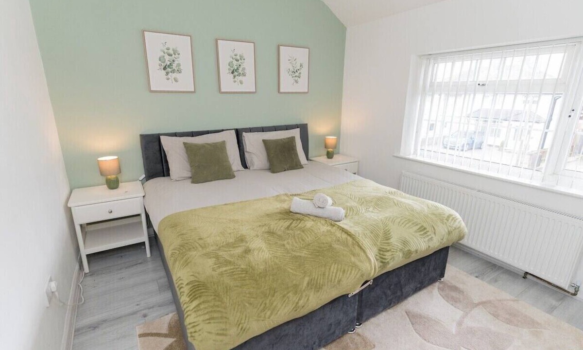 Walsall House | Contractor & Family stays, Sleeps 5, Free parking