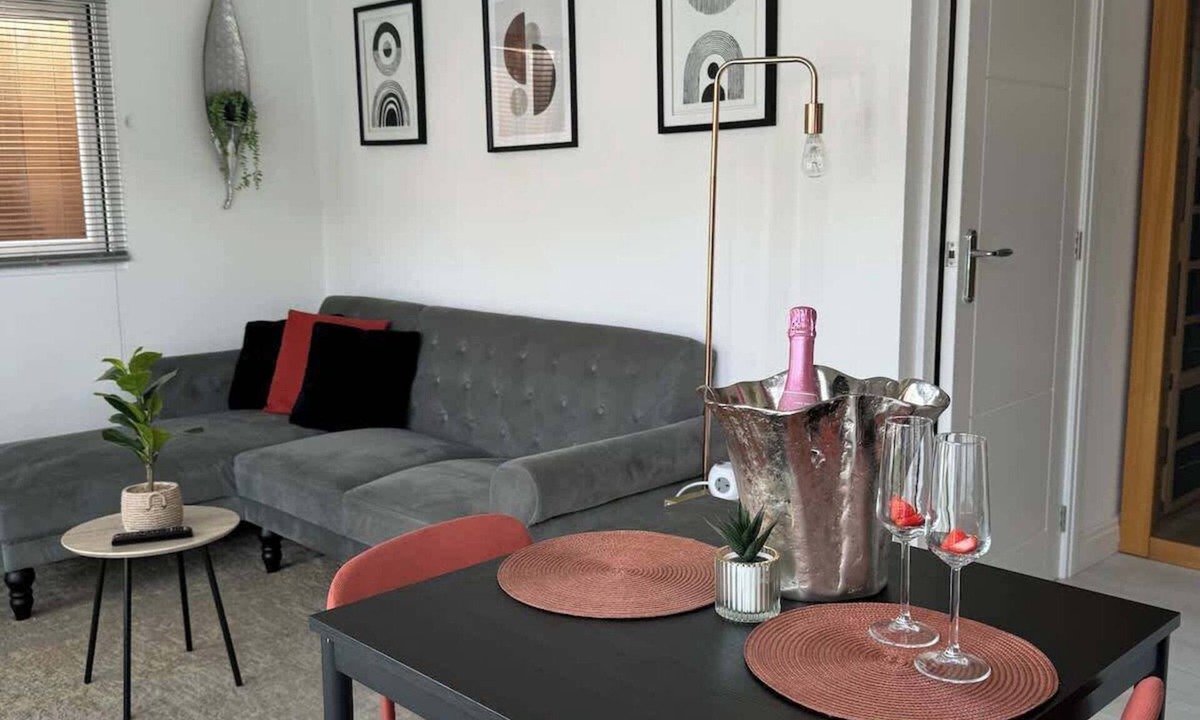 Grays House | Contractor & Long-Stay| King Bed | Parking | Sauna