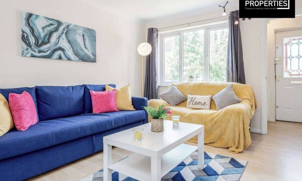 Luton House | Contractors Home 3 Bed 2.5 Bath | Parking | Wifi