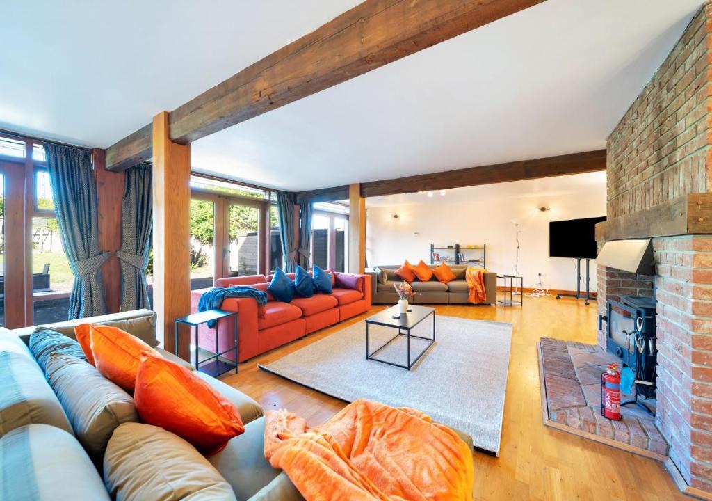 Thistley Green House | Converted Barn - Super King beds, Parking, WiFi