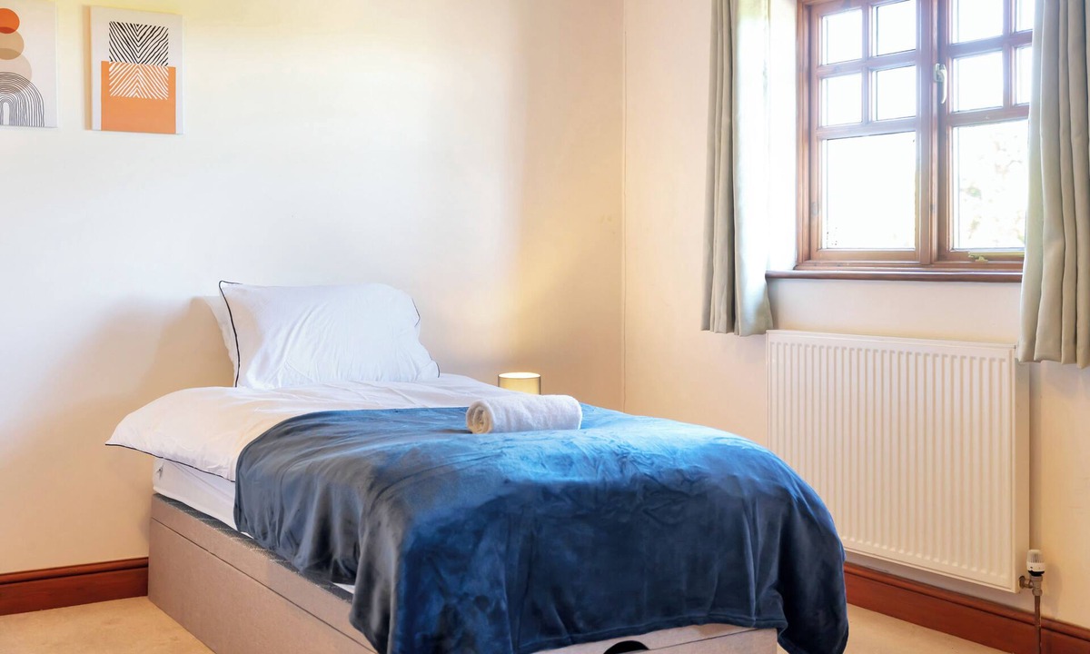 Thistley Green House | Converted Barn - Super King beds, Parking, WiFi