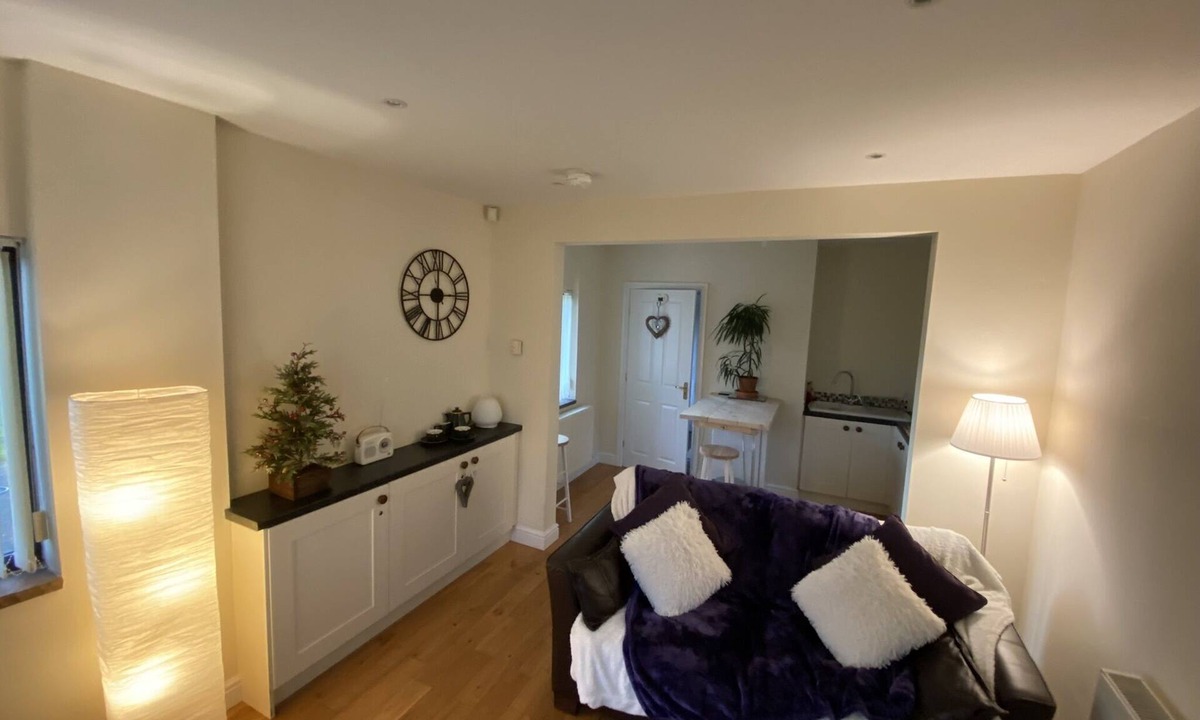 Pontefract Cottage | Converted Stables - Pet Friendly - Enclosed Garden