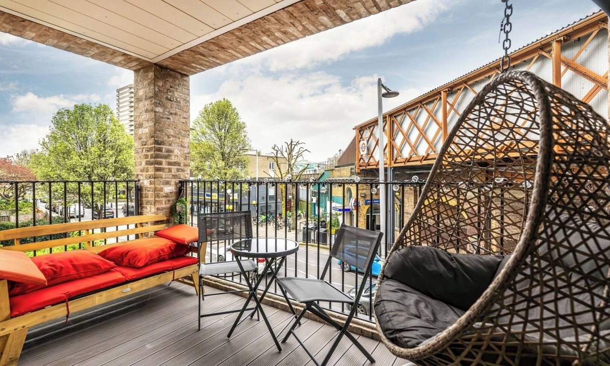 Notting Dale Apartment | Cool 2BR Apartment with Air Conditioning!