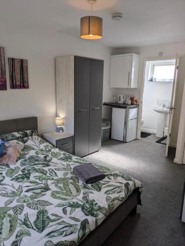 Corby House | Corby En-suite Rooms NN17 area Ideal Contractors Short & Long stays Opposite Lodge Park Leisure Center Double Rooms