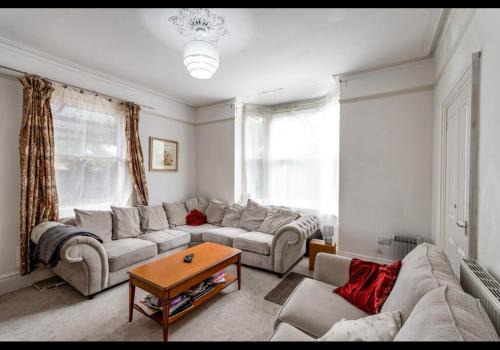 Retford House | Corporate, Contractors Hollies House, 5 Bedrooms sleeps 15