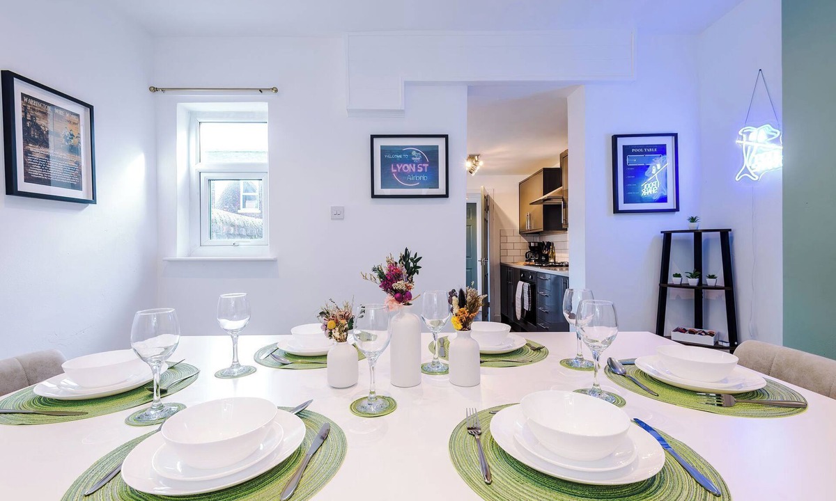 Warrington House | Cosy 2 Bedroom House | Contractors | Free Parking | Pool Table + PS4
