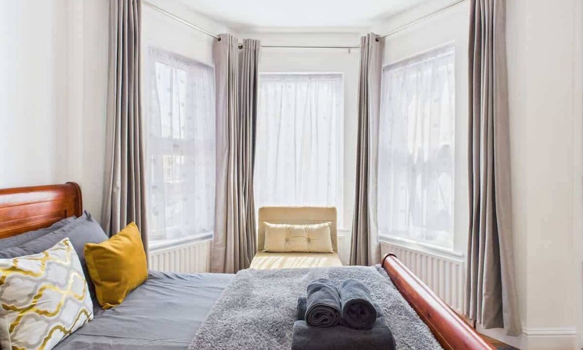 Wood Green Apartment | Cosy 4BR Home | Parking | Piccadilly | Sleeps 9