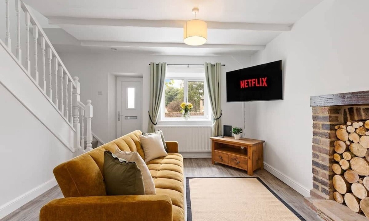 Ault Hucknall House | Cosy Cottage - Castle Views. Famlies & Contractors