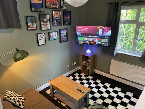 Oadby Apartment | Cosy Flat near Centre with Parking