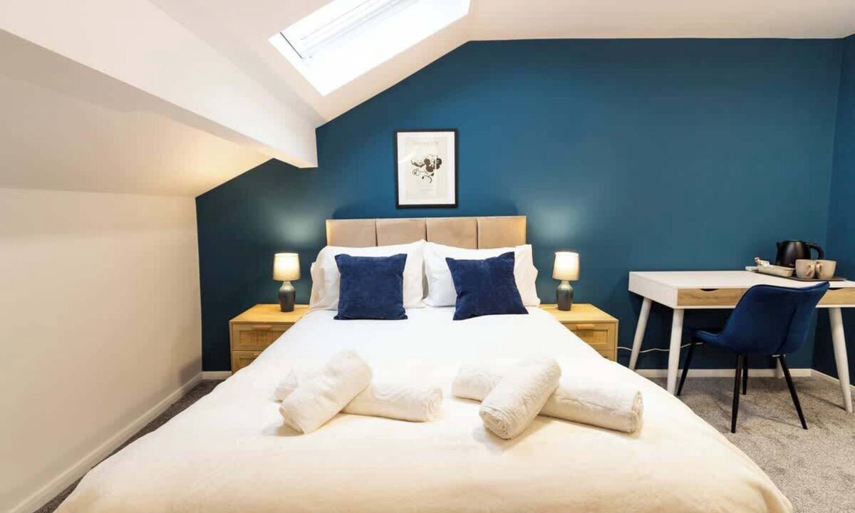 Oldham House | Cosy Large Ensuite Room in the Heart of Oldham