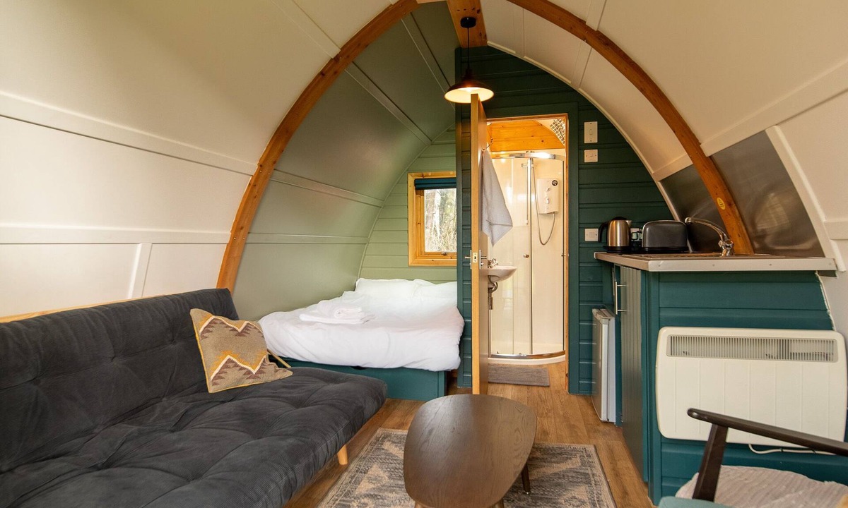 Grantham Cabin | Cosy Rural Cabin with Electric Hot Tub