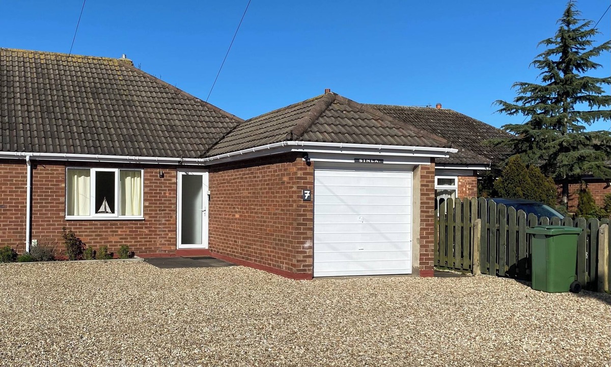 Tetney House | Cosy, Village, Bungalow with lots of Parking Space.