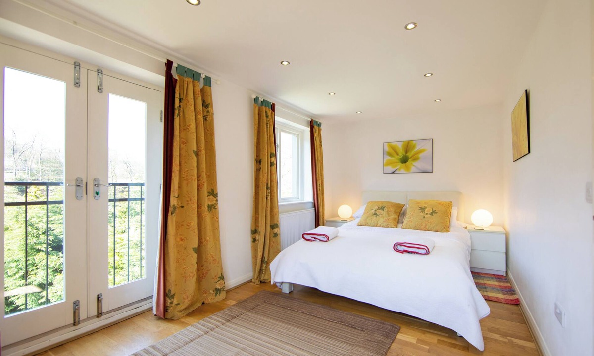 Hebden Bridge Apartment | Cosy, woodland hideaway, with an easy riverside walk into Hebden Bridge