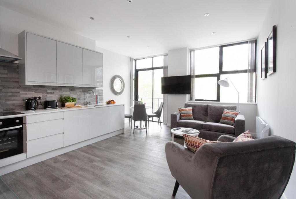 Central Milton Keynes Apartment | Cotels 7Zero1 Aparthotel - Unique Apartment building with friendly Reception - Sky Movies & Sports - Fitness Equipment in Apt - Pet Friendly - Private Garden Area