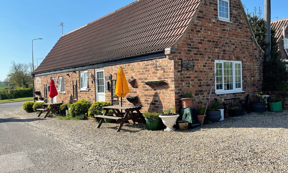 Yarm Cottage | COTTAGE SLEEPING 12 S/C. B&B ADJOINING FOX COVERT PUB YARM