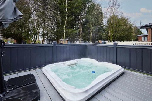 Pocklington House | Country Cabin with Hot Tub
