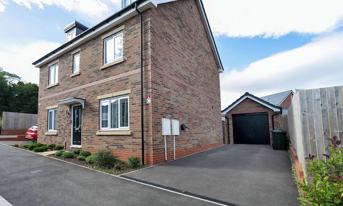 Edwalton House | Countryside Comfort near Sharphill Woods