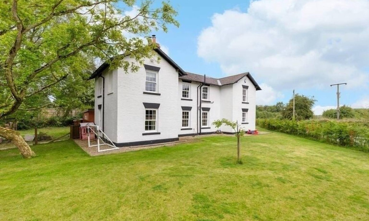 Pocklington House | Countryside Escape | Sleeps up to 11 & Cabin